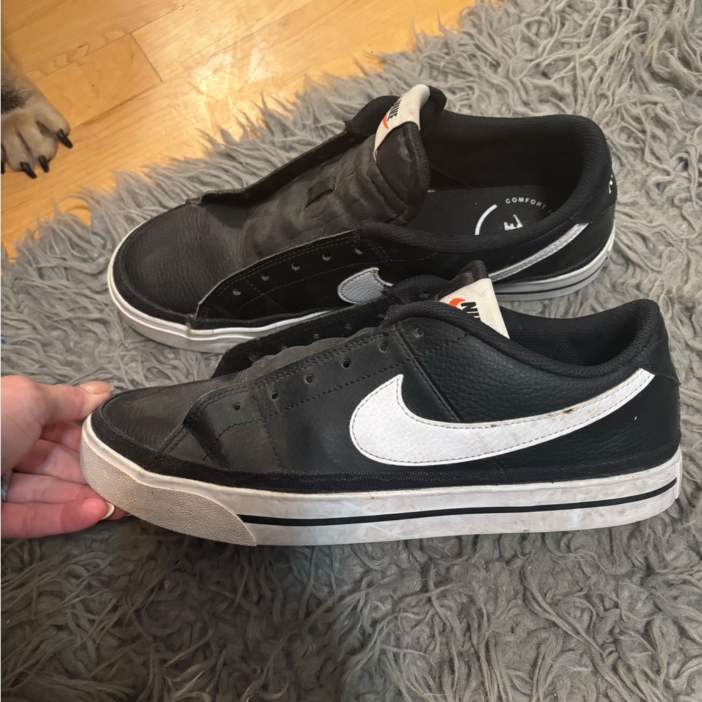 Nike sneaker no Laces sz 9.5 maybe worn twice? Excellent condition